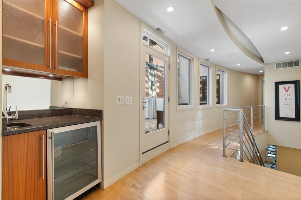 930 W Wolfram Street Property Photo 33