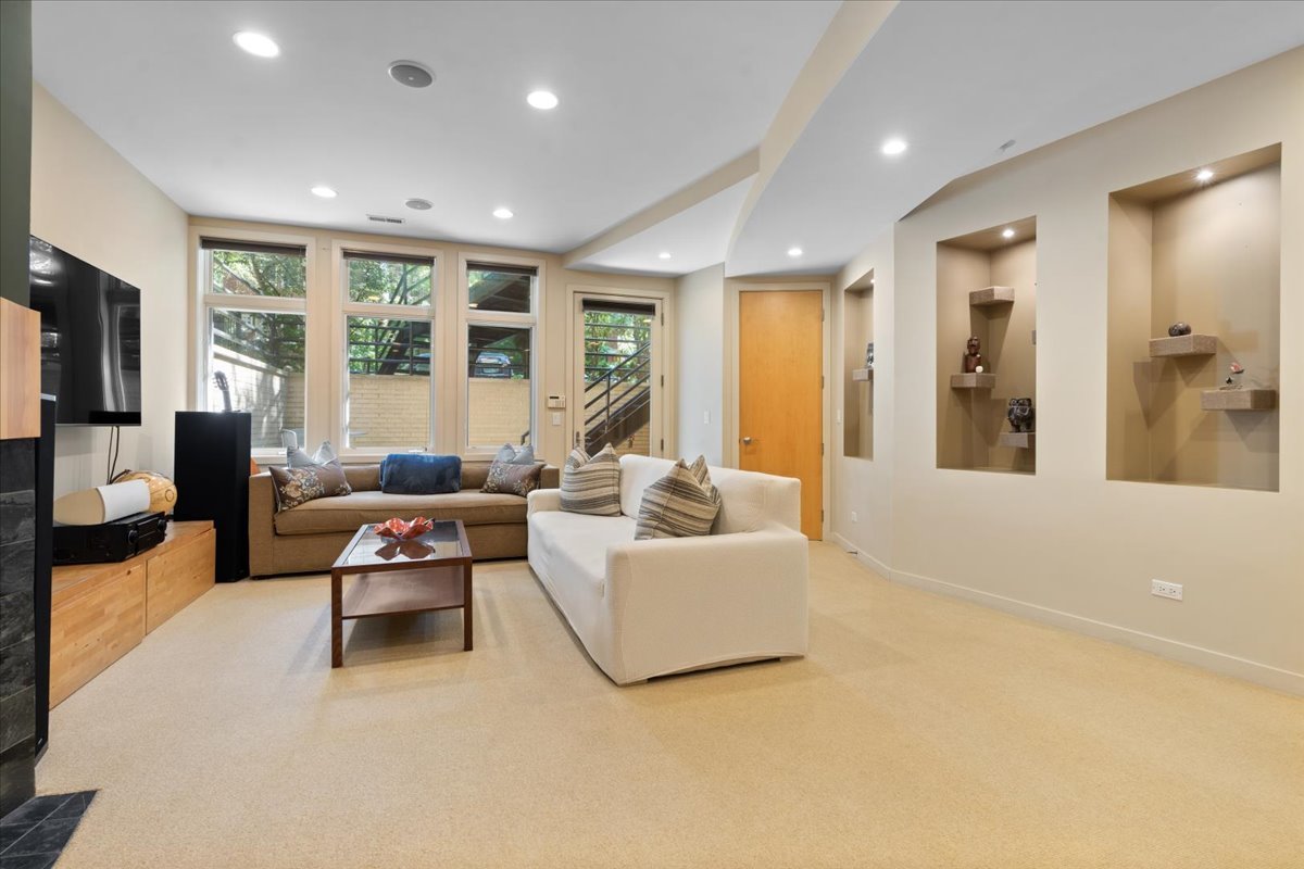 930 W Wolfram Street Property Photo 36