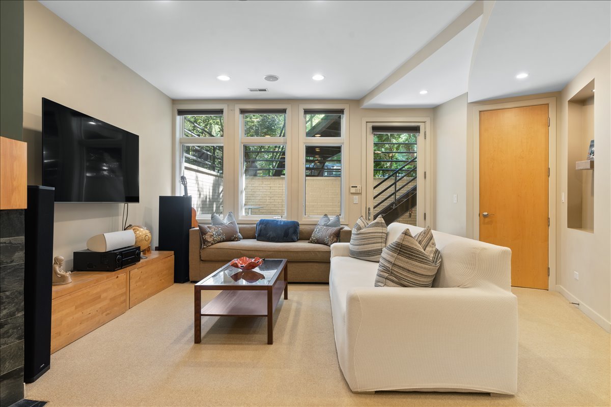 930 W Wolfram Street Property Photo 37