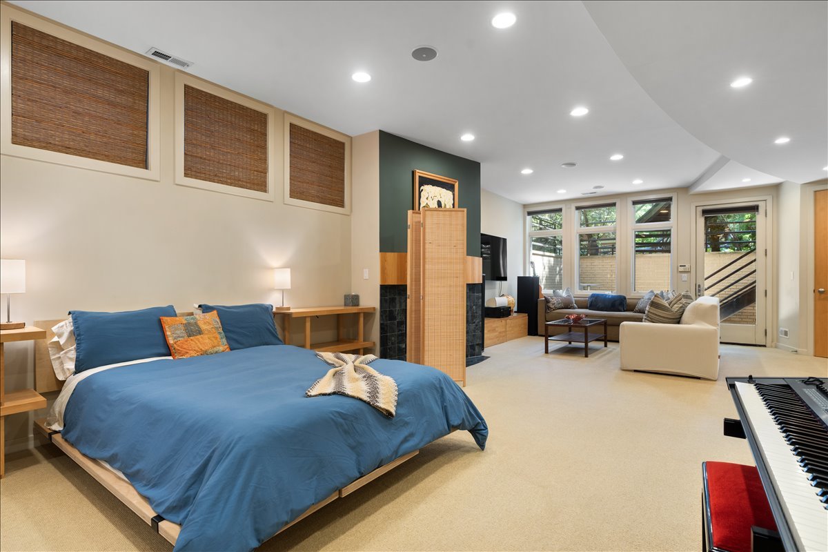 930 W Wolfram Street Property Photo 39