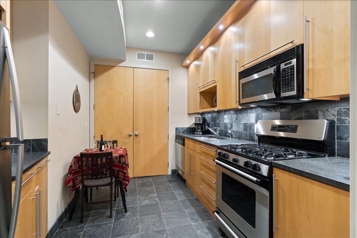 930 W Wolfram Street Property Photo 40