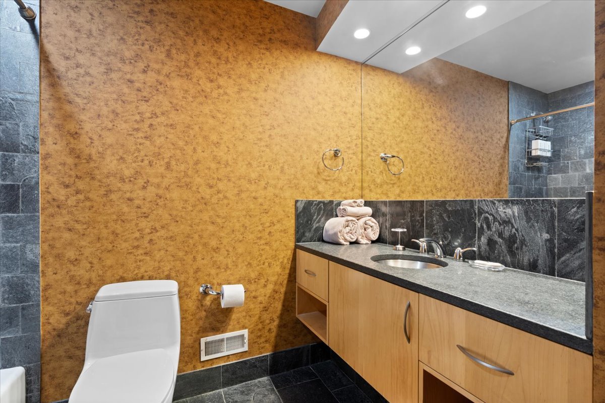 930 W Wolfram Street Property Photo 41