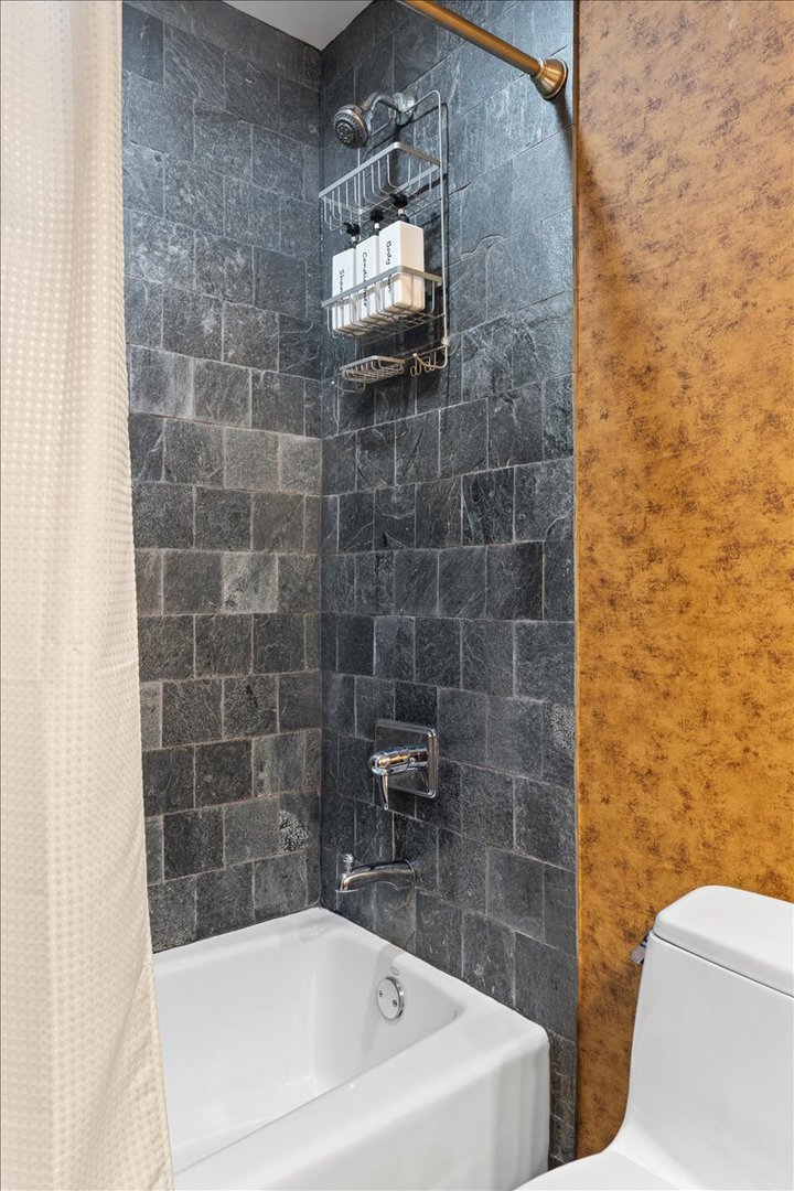 930 W Wolfram Street Property Photo 42