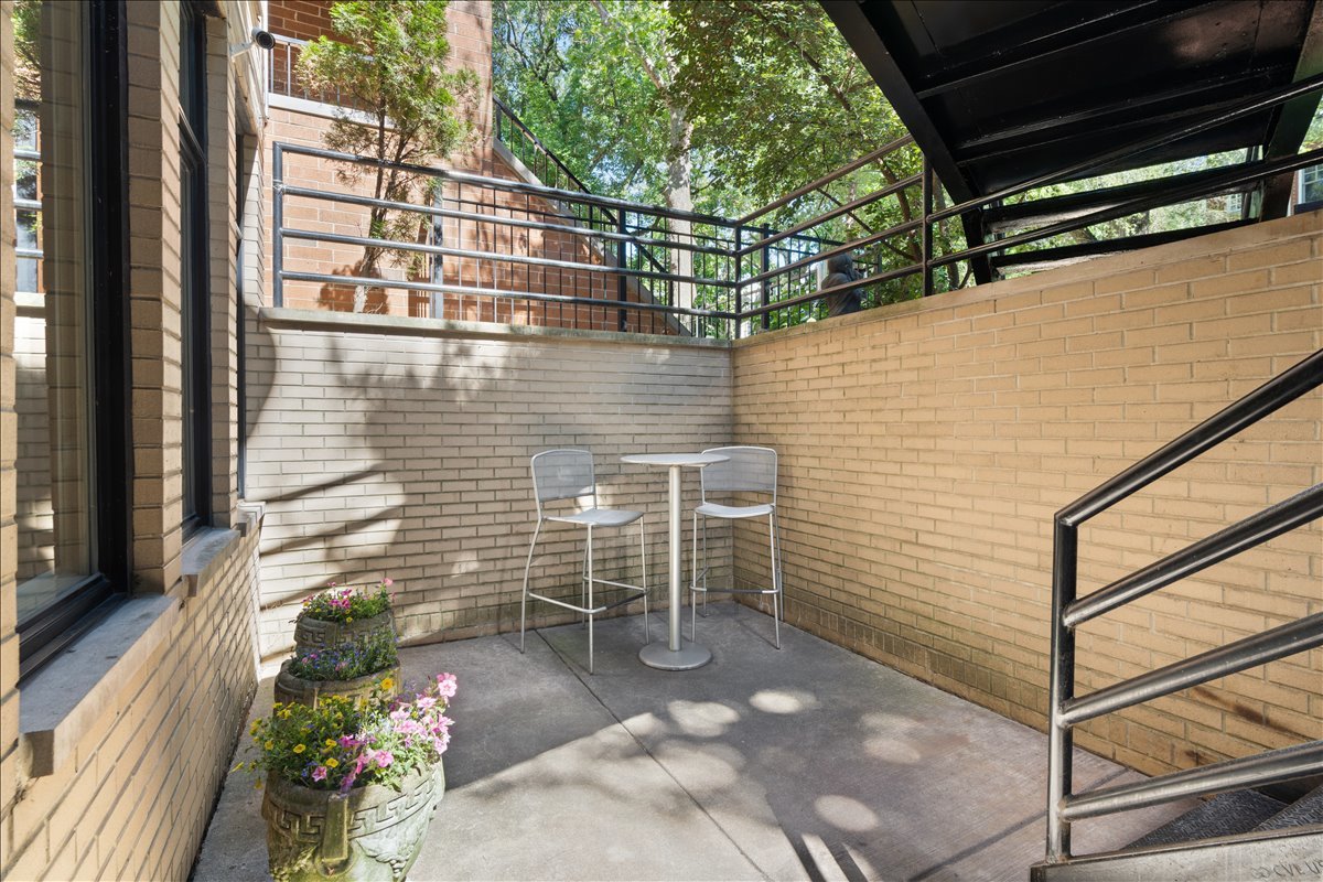 930 W Wolfram Street Property Photo 45
