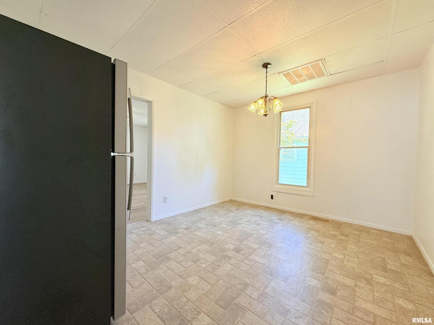 123 W College Street Property Photo 6