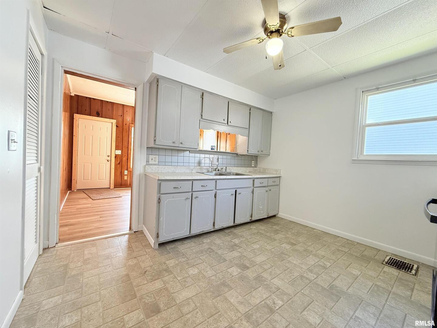 123 W College Street Property Photo 7