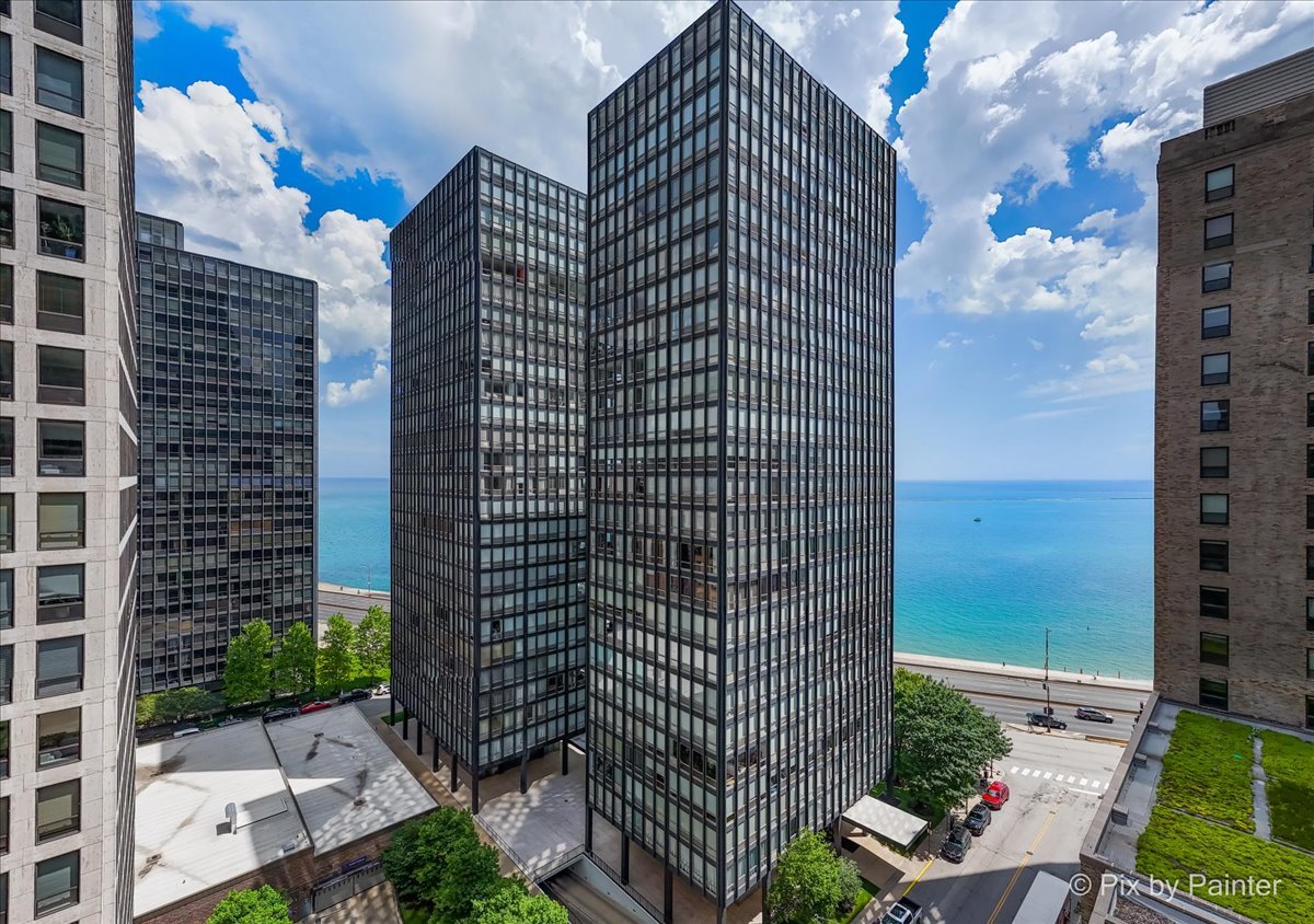 860 N LAKE SHORE Drive 19L Property Photo 1