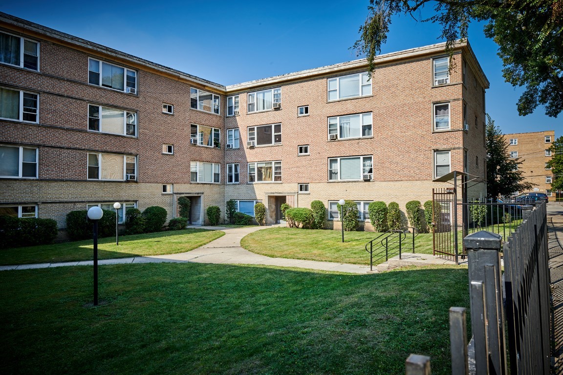6130 N SEELEY Avenue 3S Property Photo 1