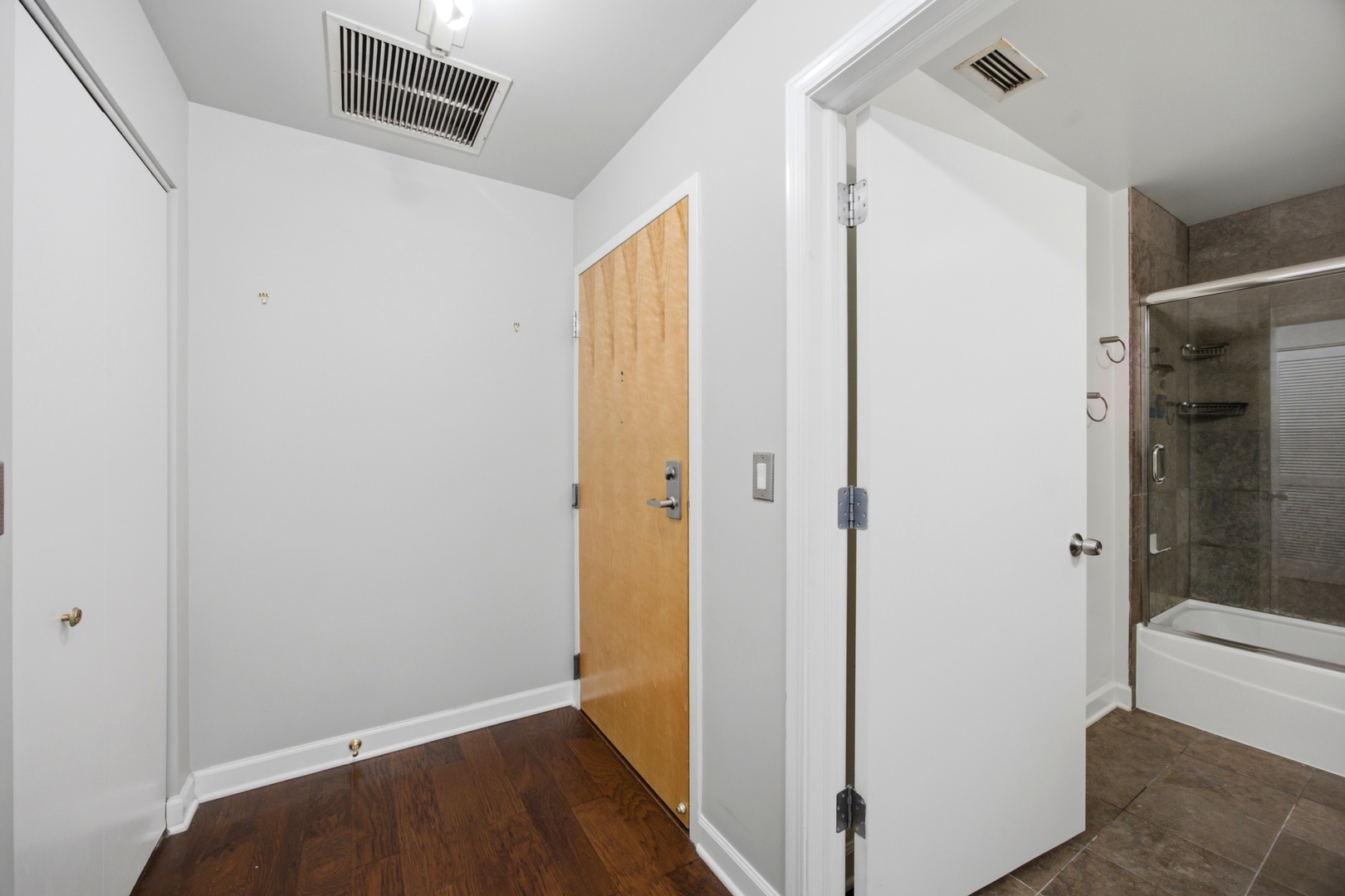 845 N Kingsbury Street 208 Property Photo 3