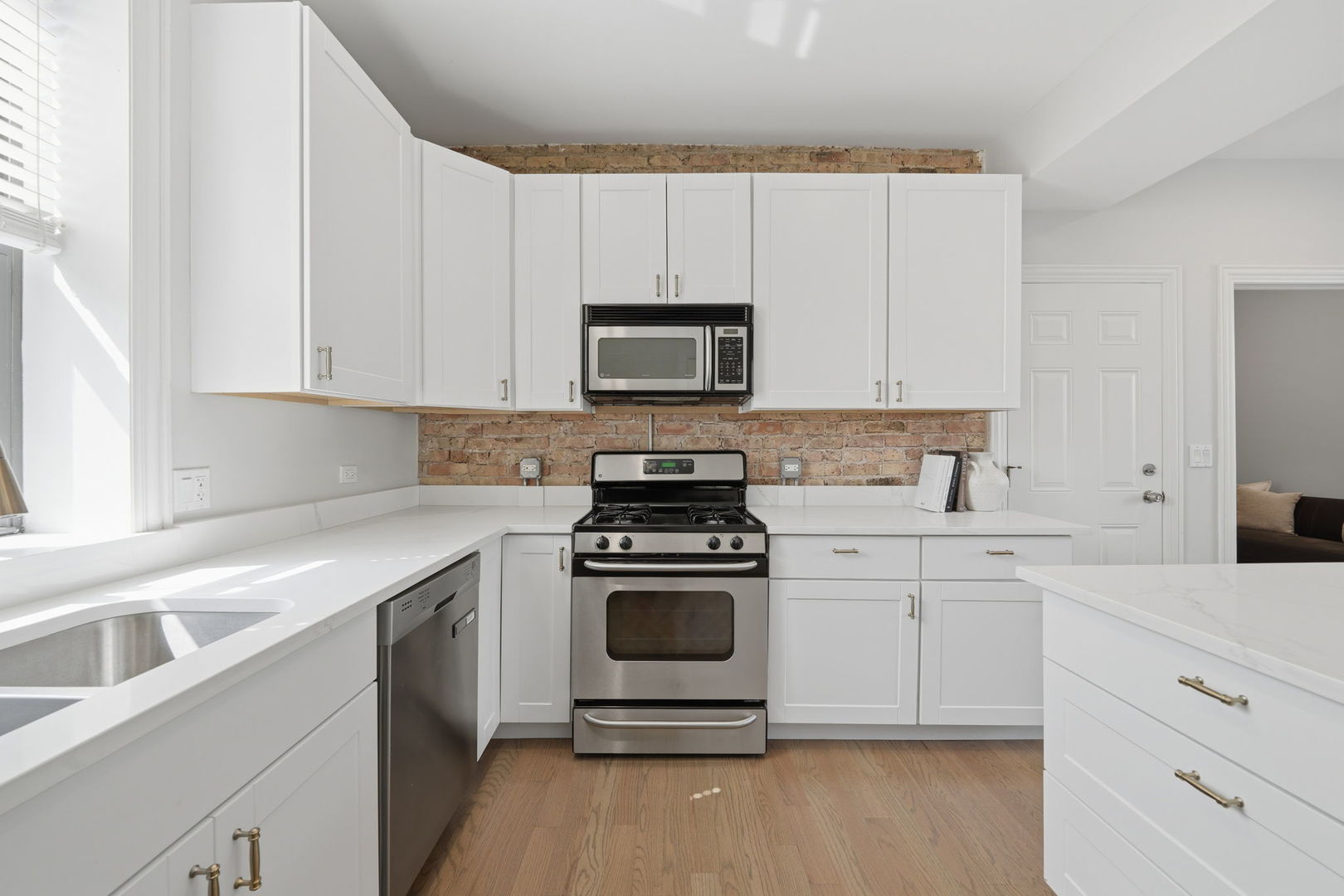 2312 W Mclean Avenue 2s Property Photo 3