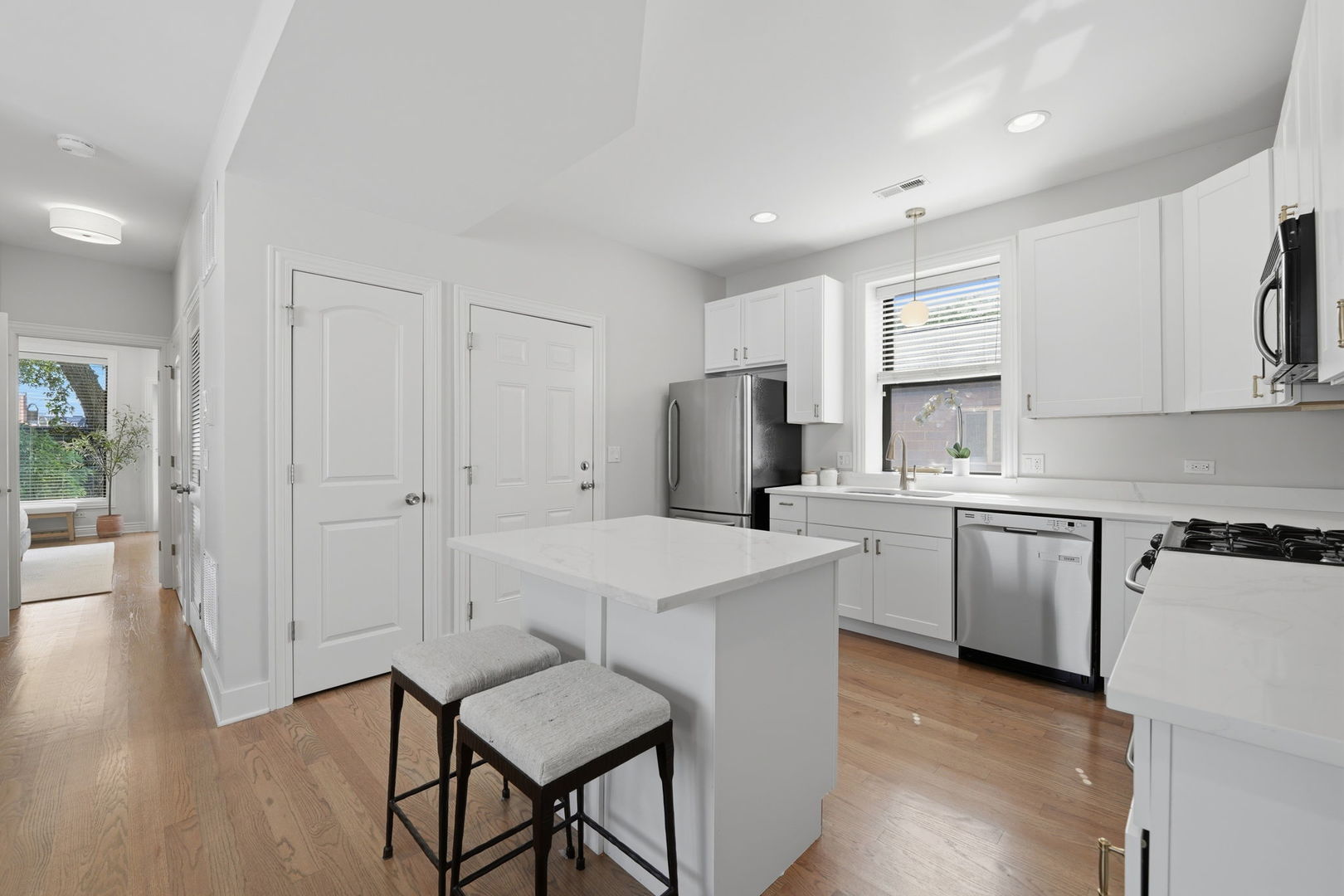 2312 W Mclean Avenue 2s Property Photo 4