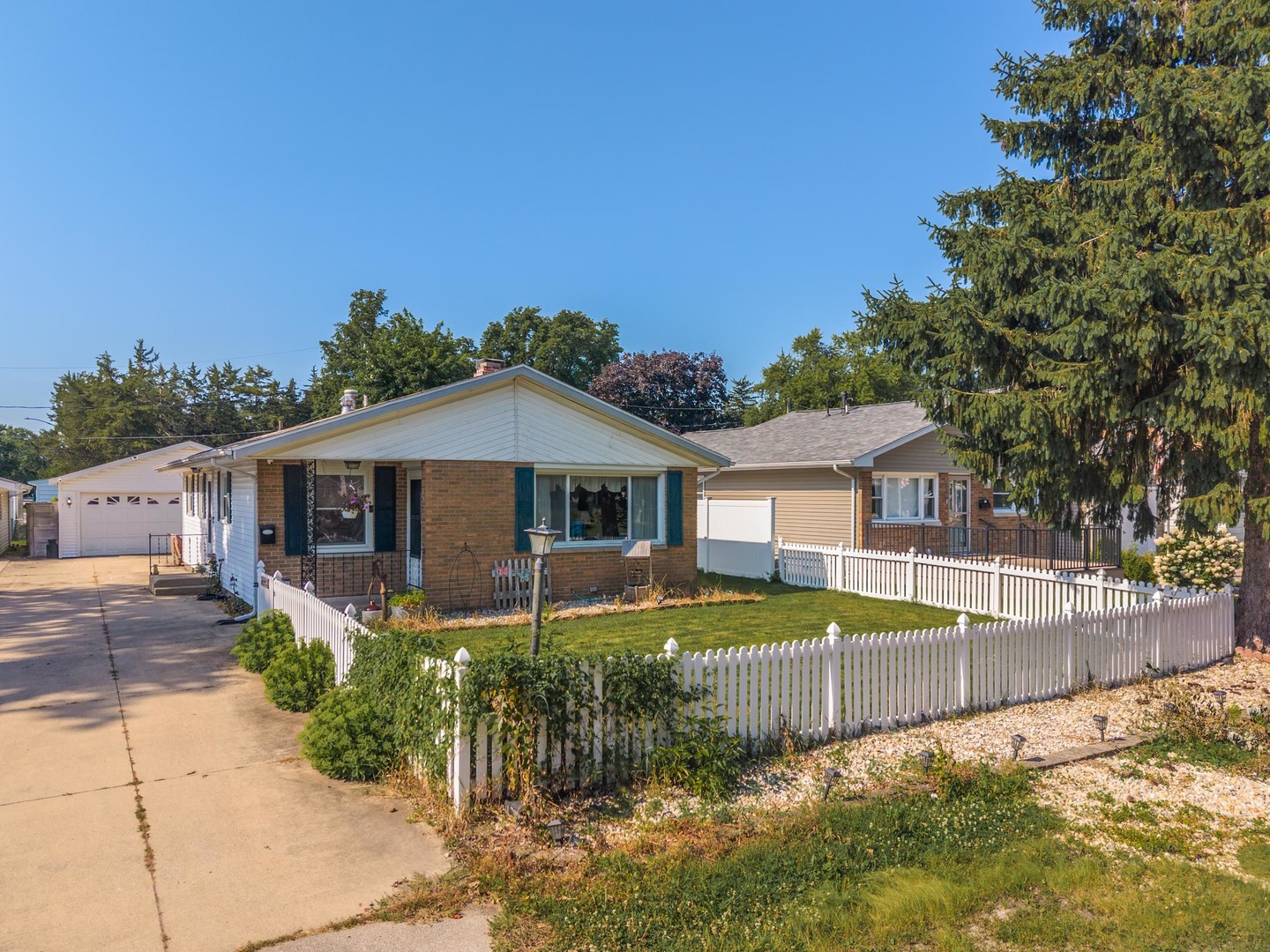 908 E Chestnut Street Property Photo 2
