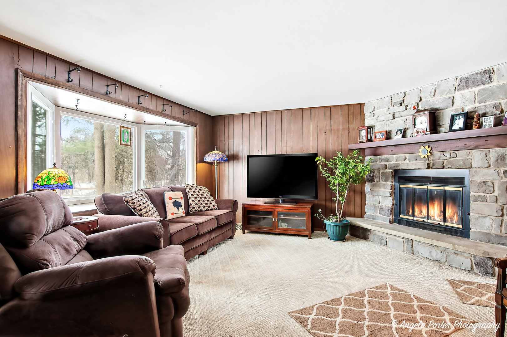 8 E Rollins Road Property Photo 3