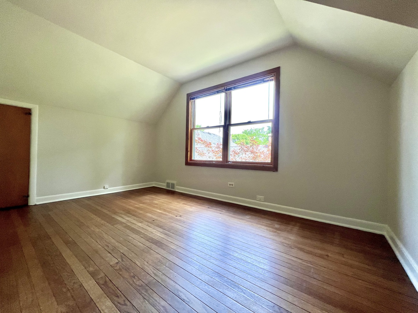 4633 Oakwood Avenue Property Photo 8