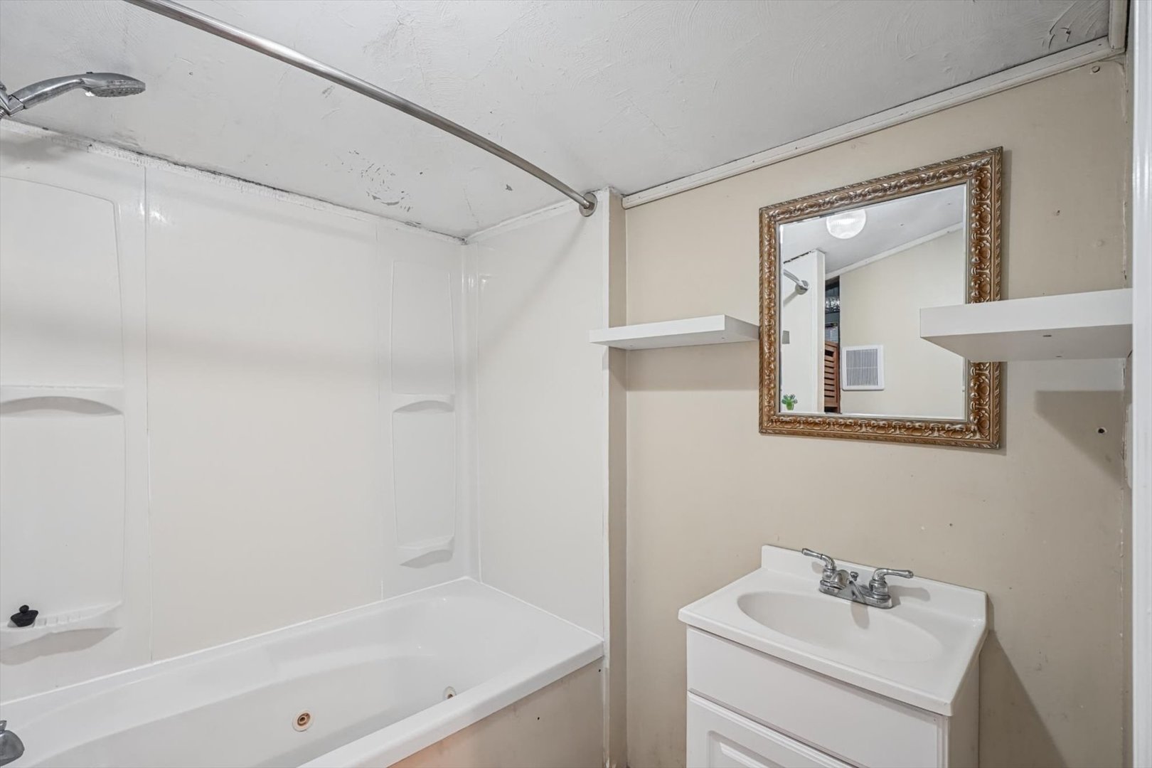 108 S Main Property Photo 13