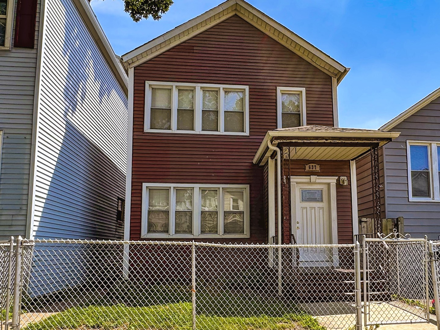 637 W 46th Place Property Photo 1