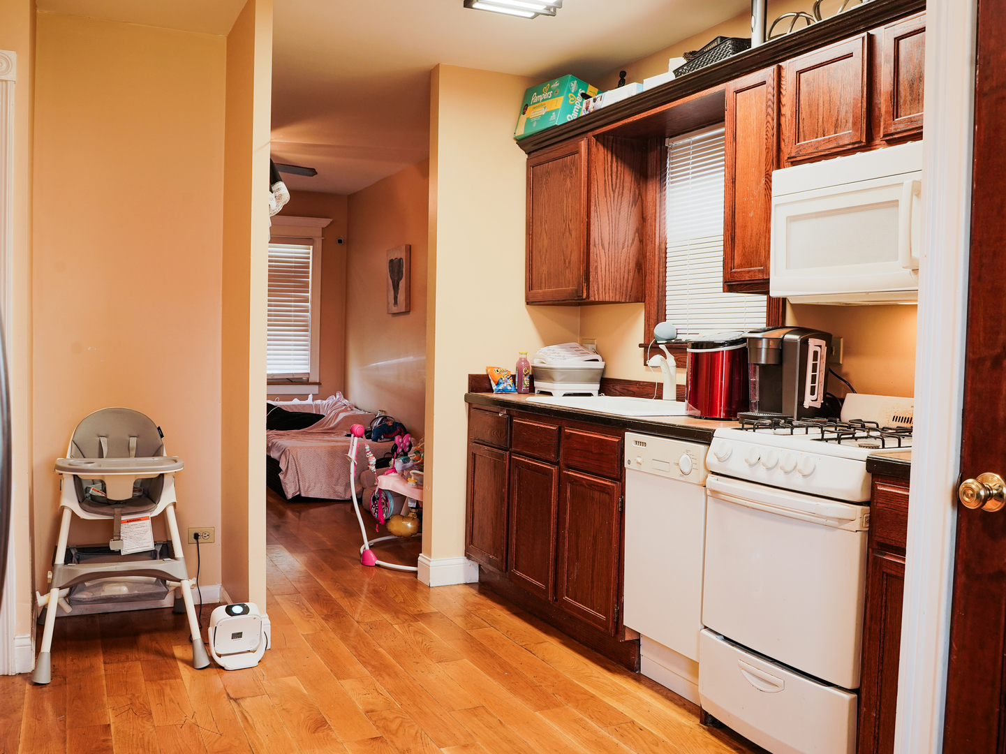 637 W 46th Place Property Photo 3