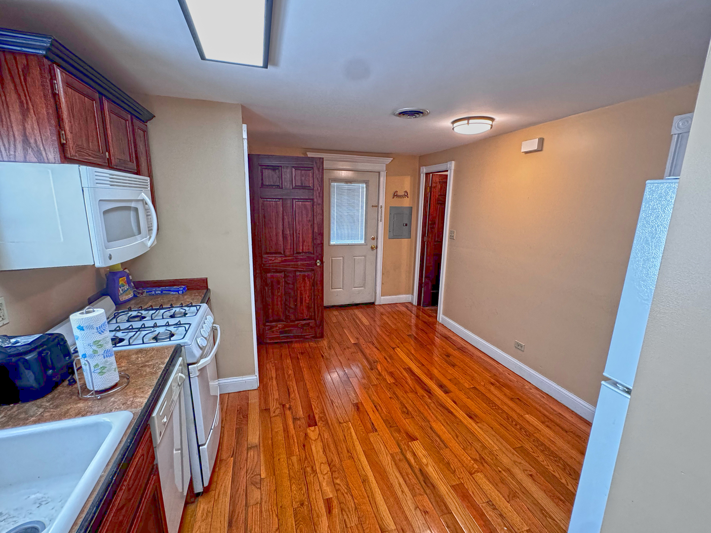 637 W 46th Place Property Photo 8