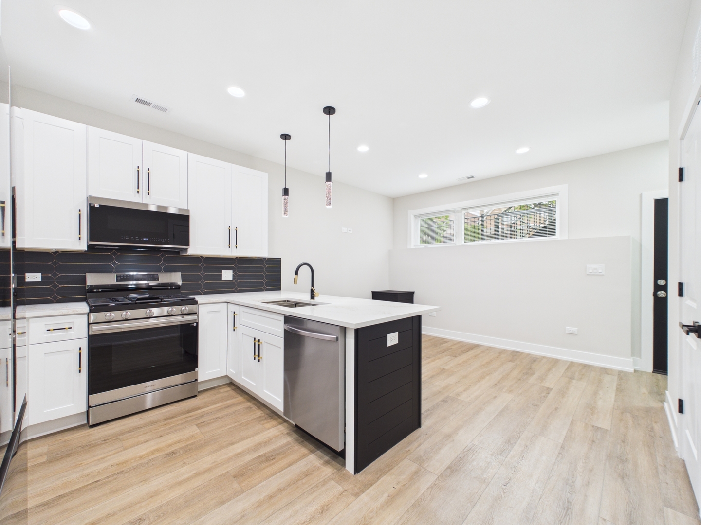 6624 S Champlain Avenue B Property Photo 3
