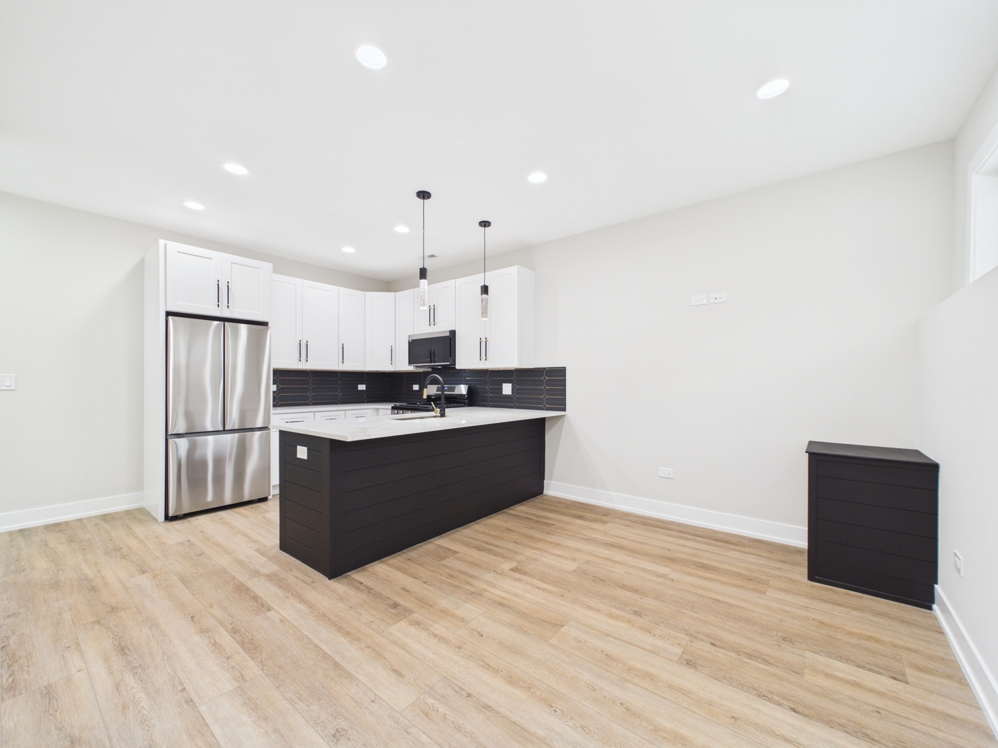 6624 S Champlain Avenue B Property Photo 6