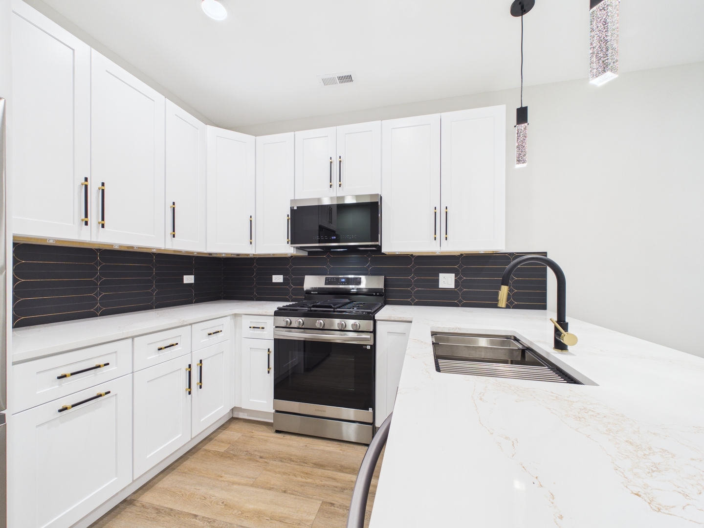 6624 S Champlain Avenue B Property Photo 7