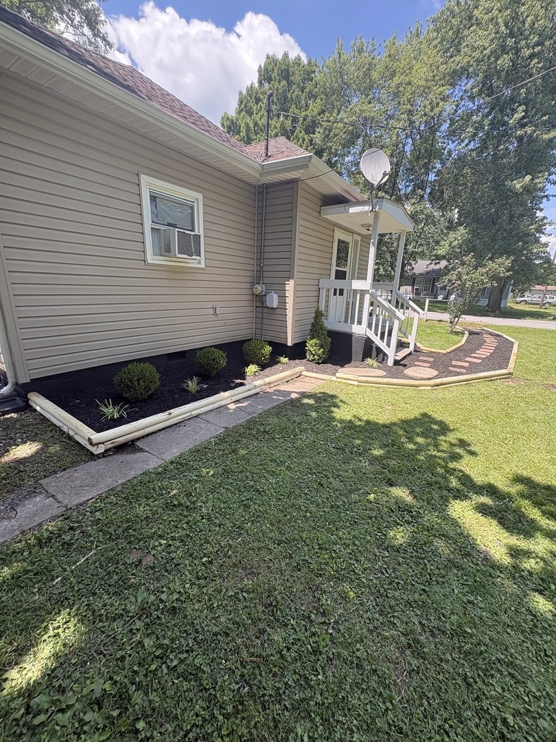 709 N Locust Street Property Photo 3