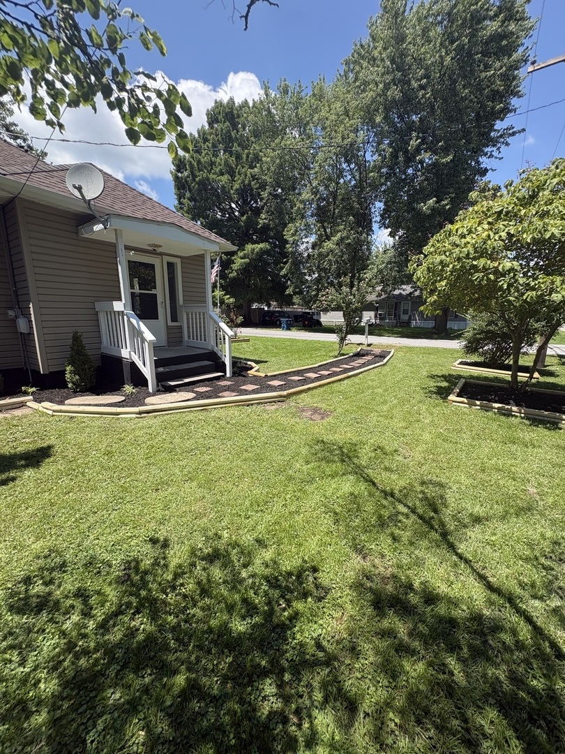 709 N Locust Street Property Photo 4