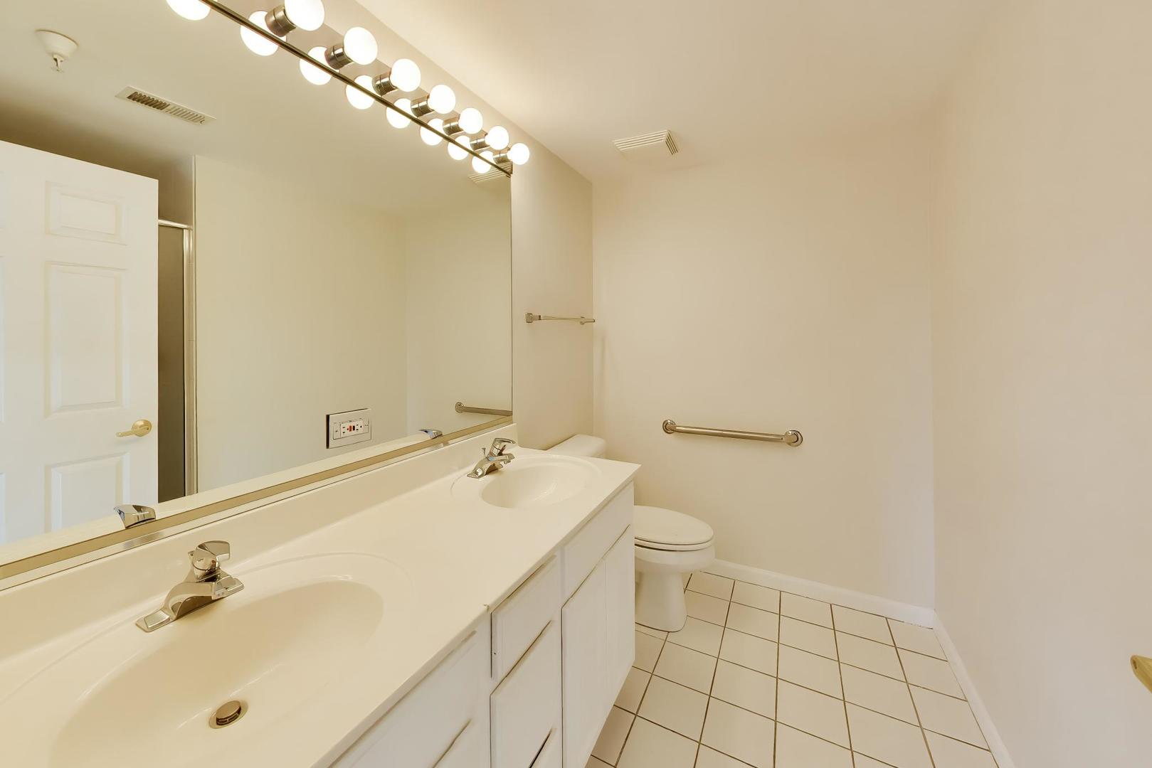 190 N Milwaukee Avenue 607 Property Photo 22
