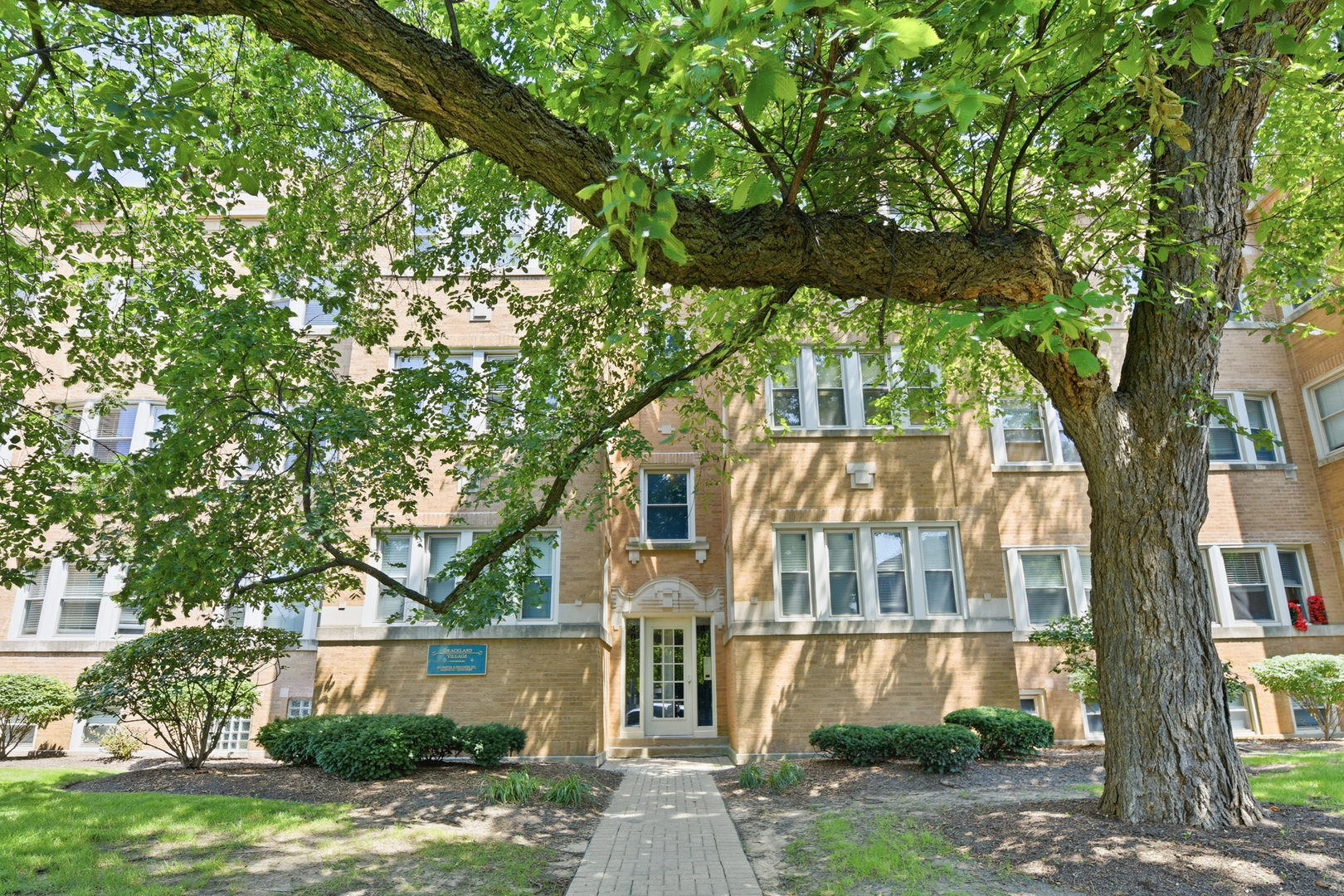 4051 N SOUTHPORT Avenue 2 Property Photo 1