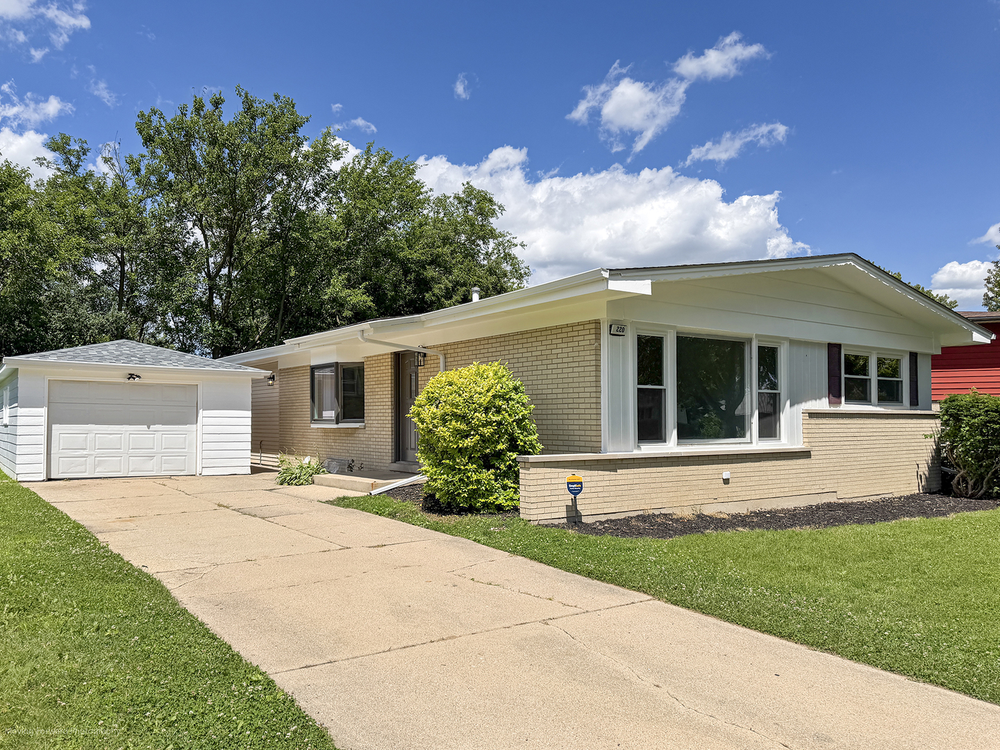 220 N Park Drive Property Photo 1