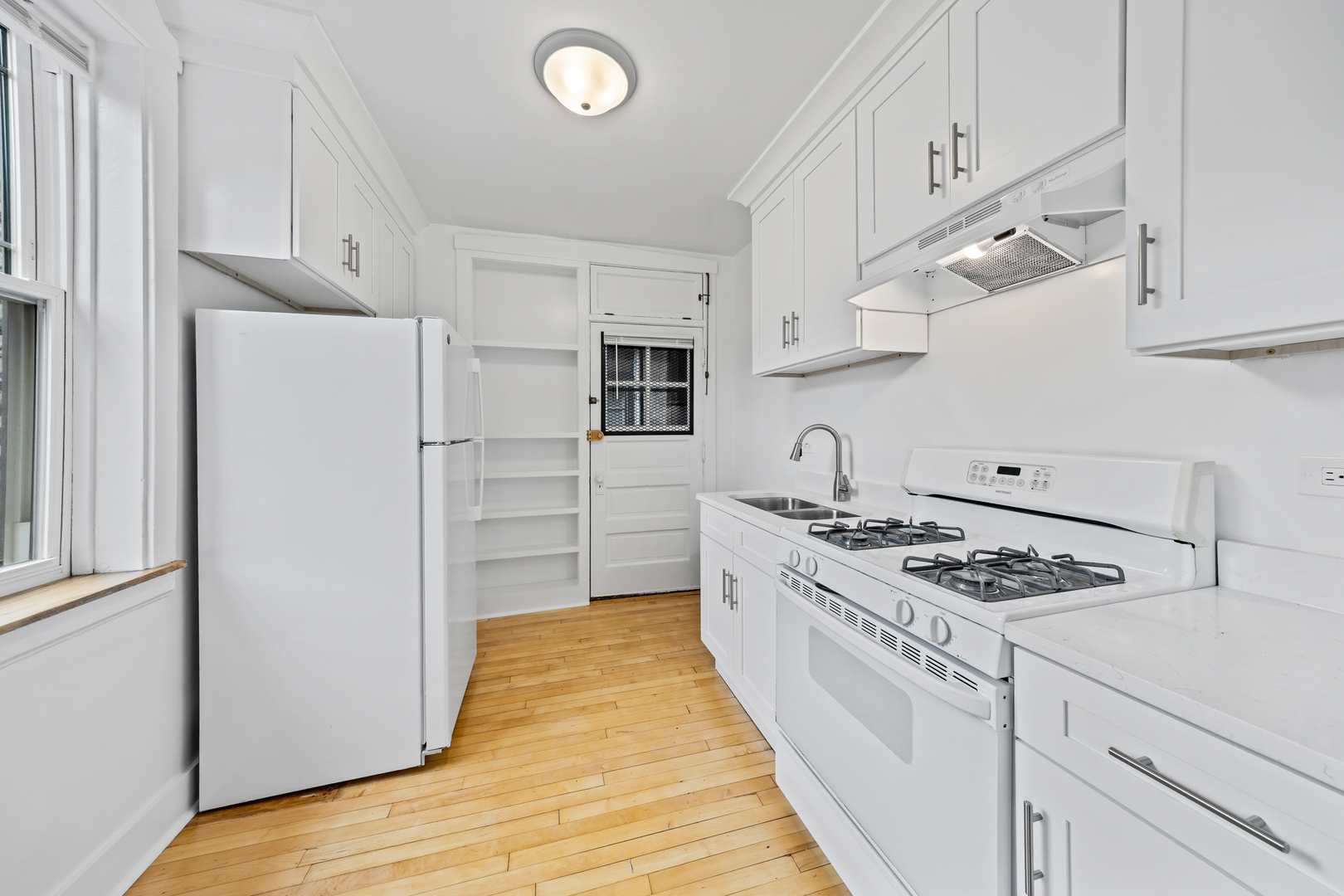 1923 W Estes Avenue 2s Property Photo 2