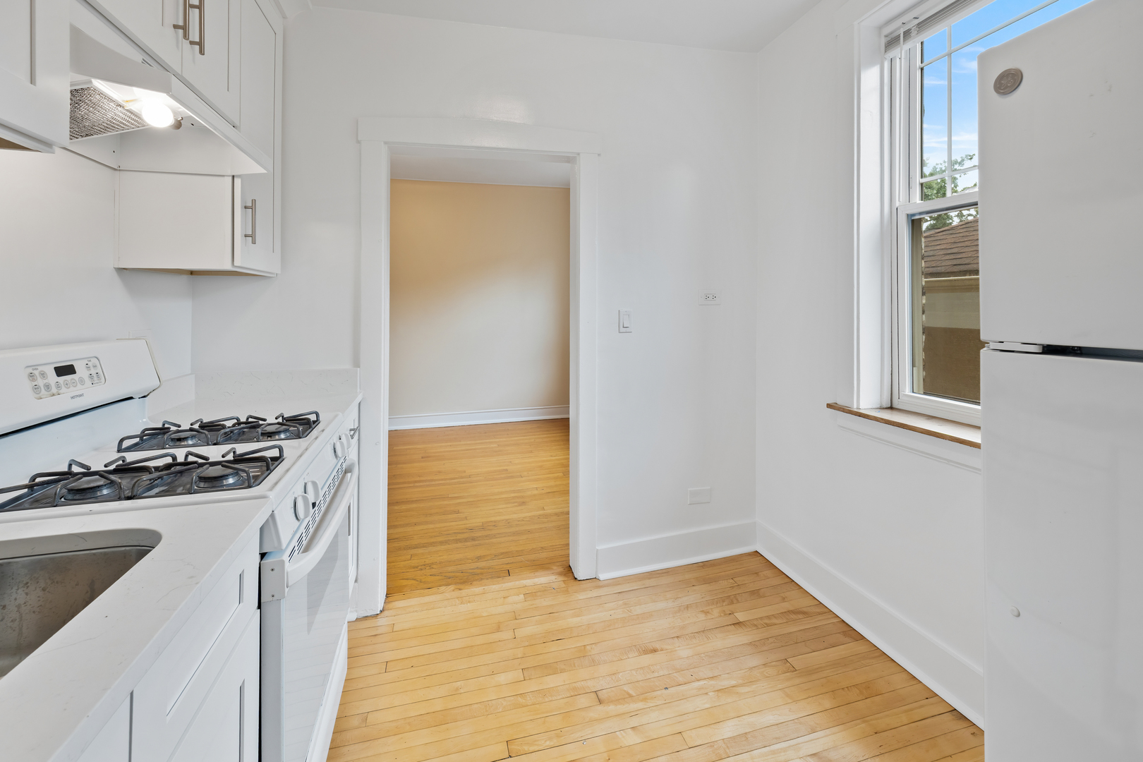 1923 W Estes Avenue 2s Property Photo 3