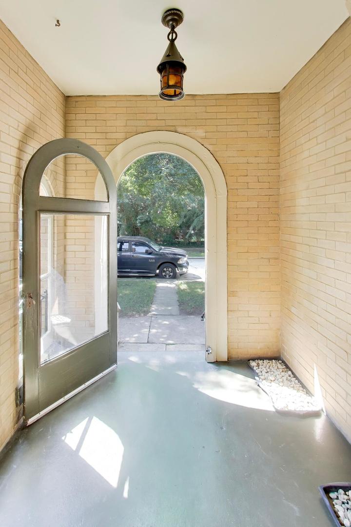 1211 Harvard Terrace Property Photo 3