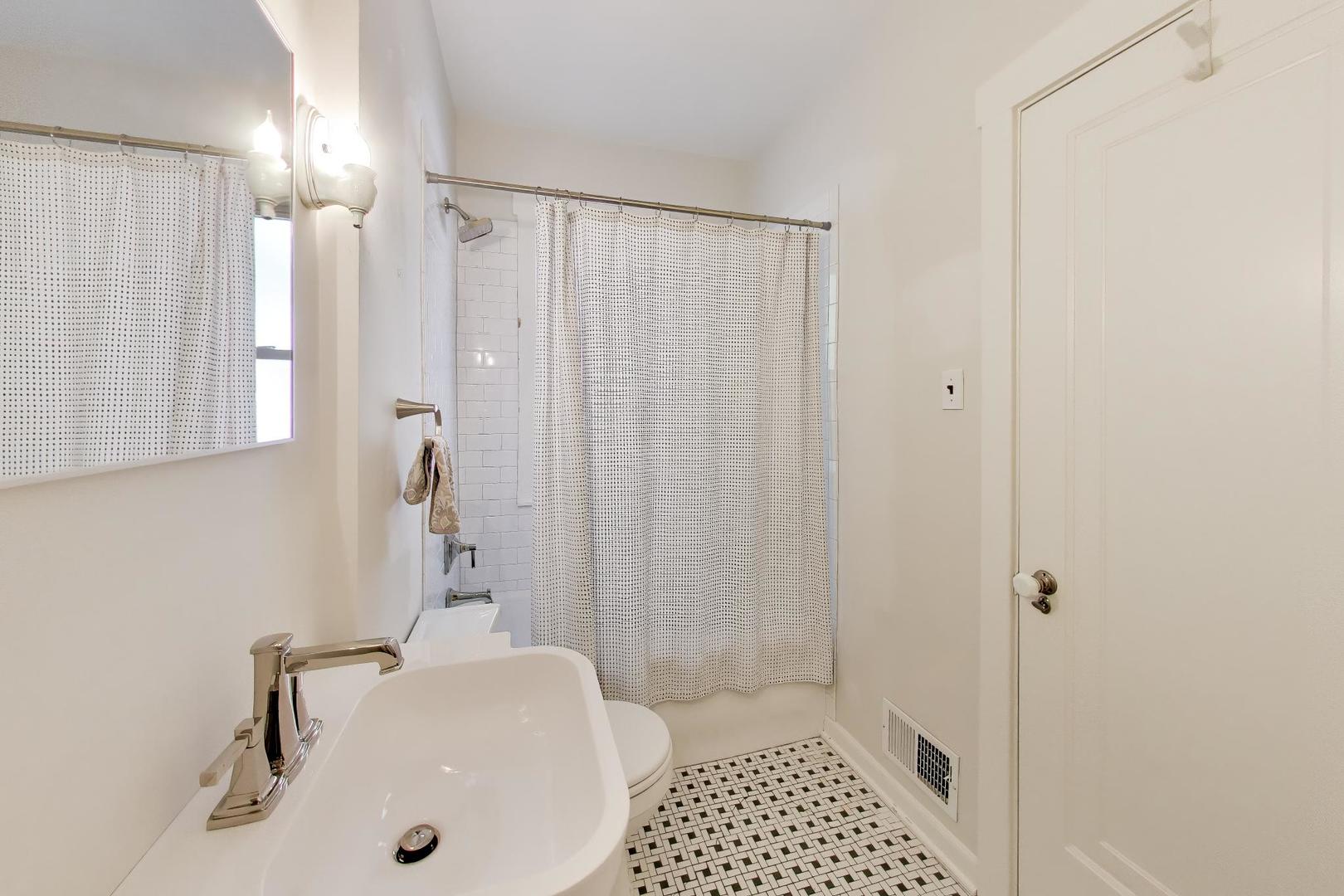 1211 Harvard Terrace Property Photo 17