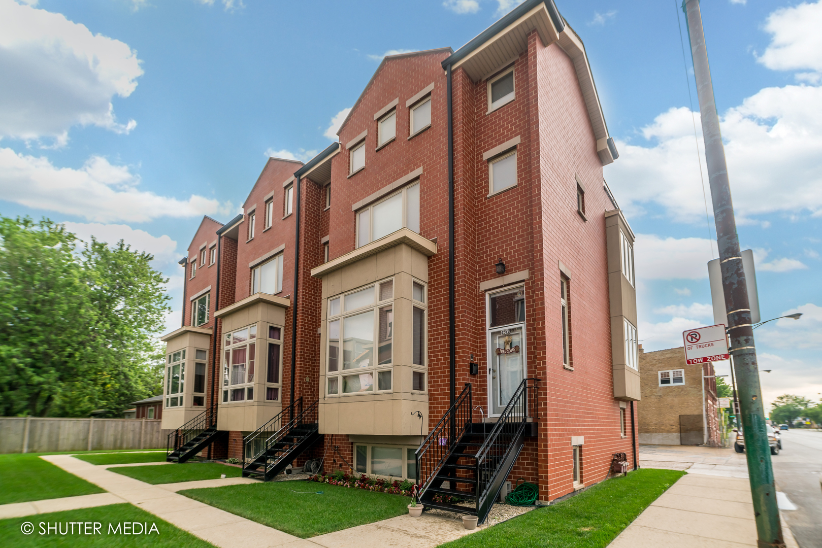 4251 W MONTROSE Avenue Property Photo 1