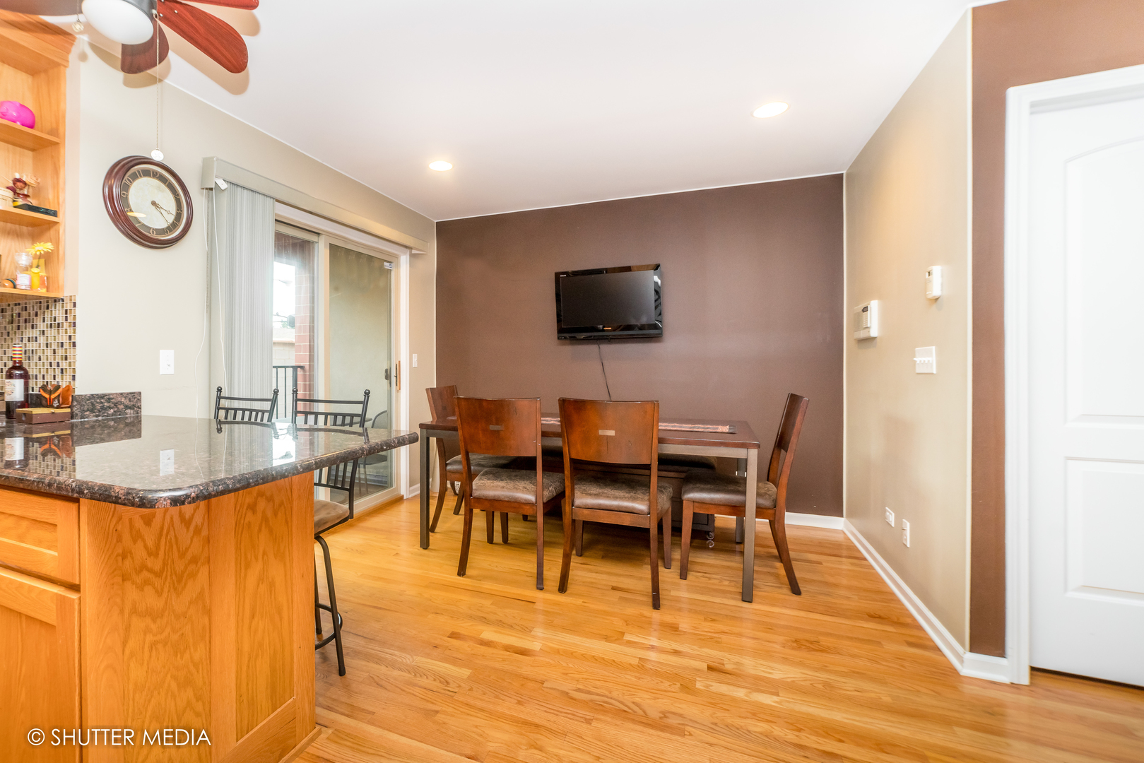 4251 W Montrose Avenue Property Photo 7