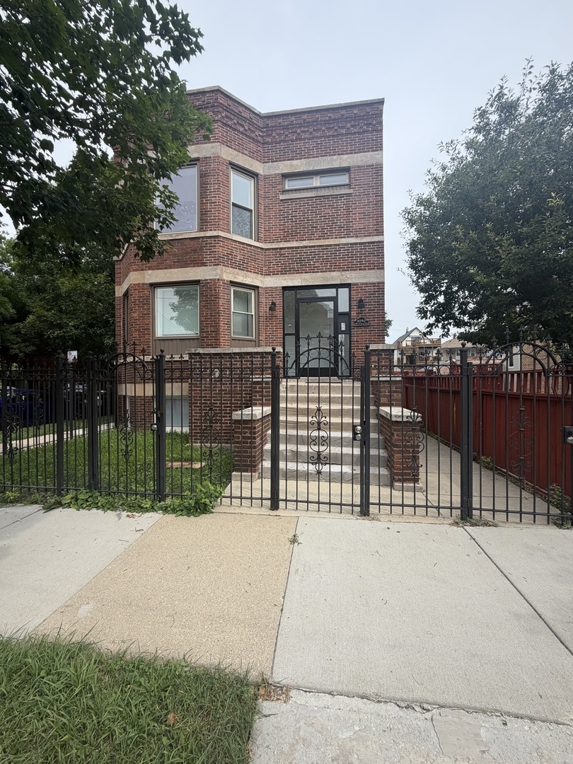 4040 W Roscoe Street 1F Property Photo 1
