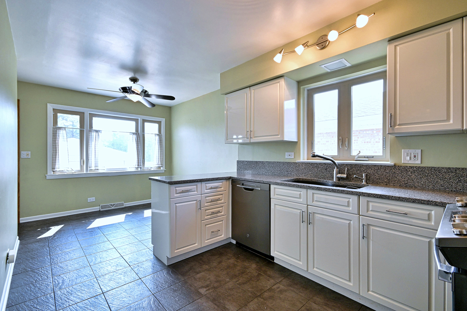 5719 N Orange Avenue Property Photo 4