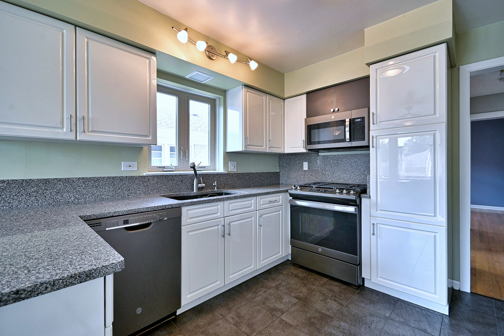 5719 N Orange Avenue Property Photo 5