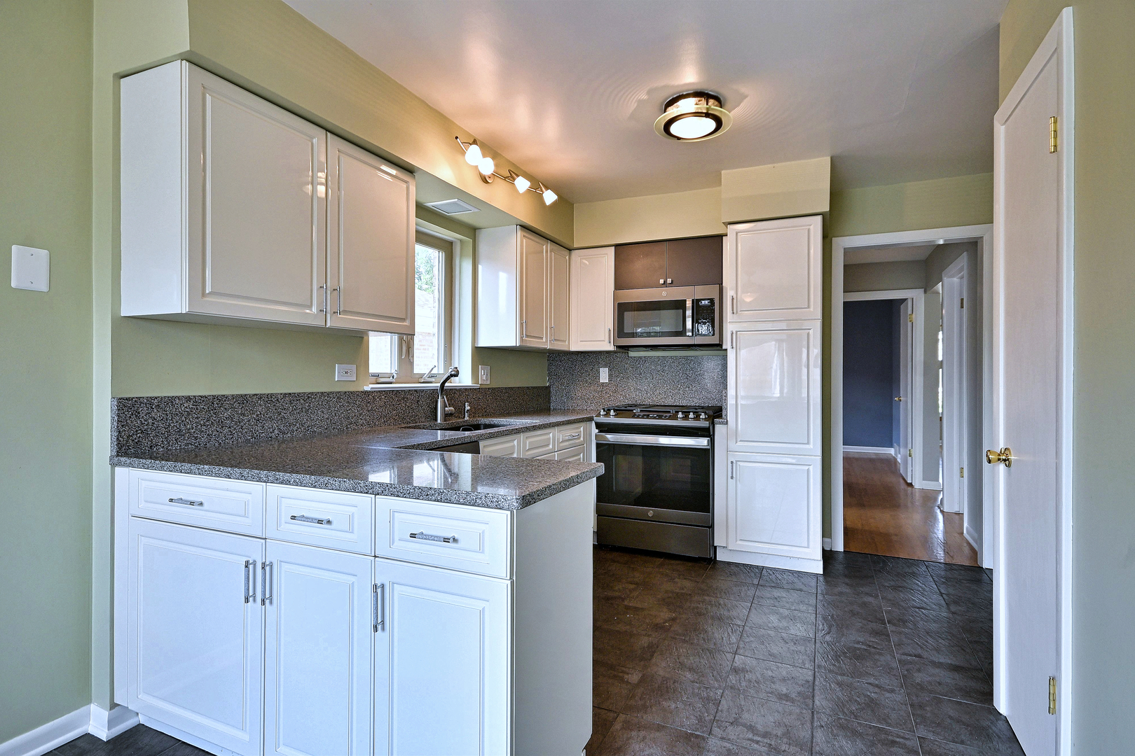 5719 N Orange Avenue Property Photo 6