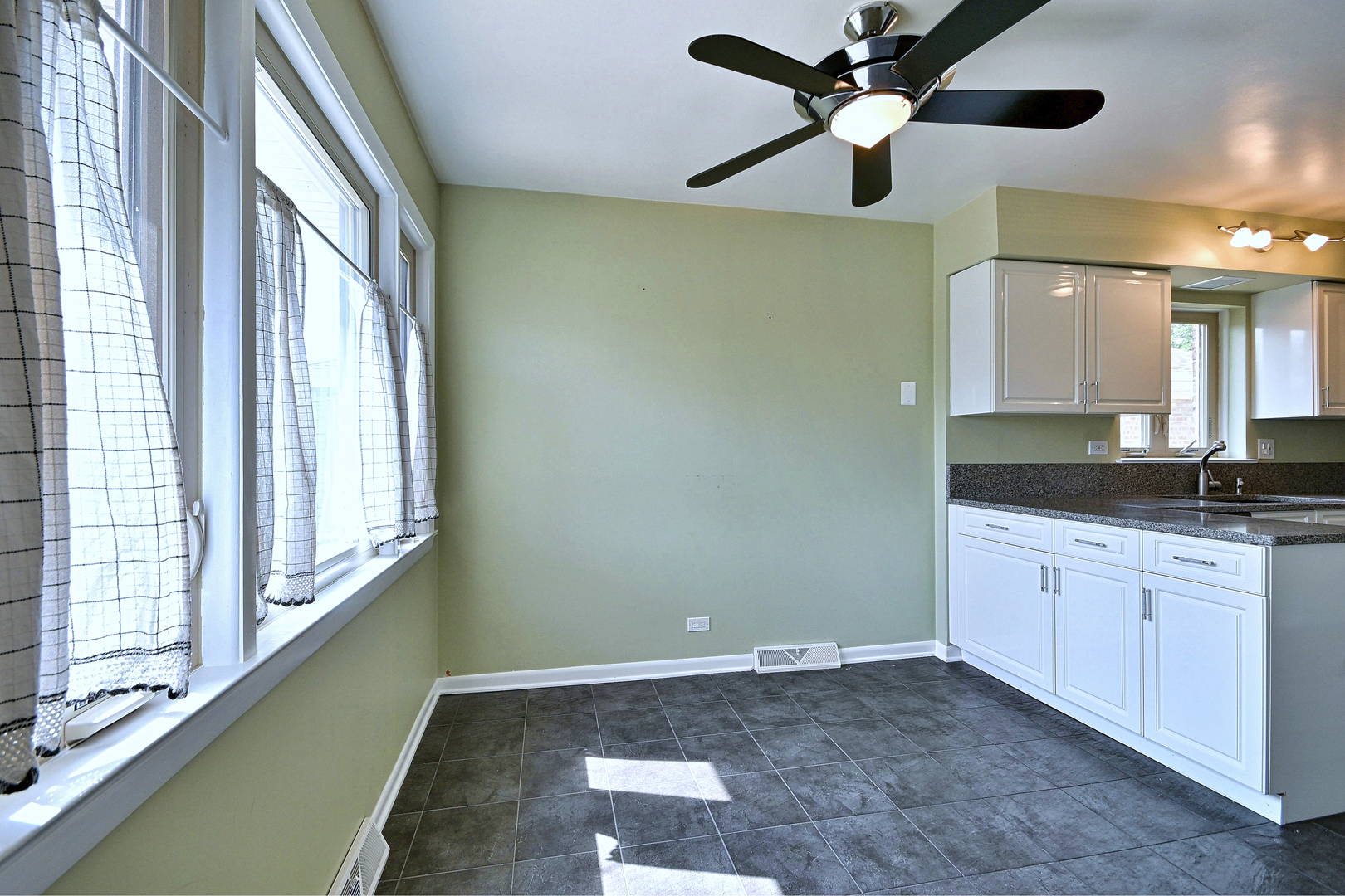 5719 N Orange Avenue Property Photo 7