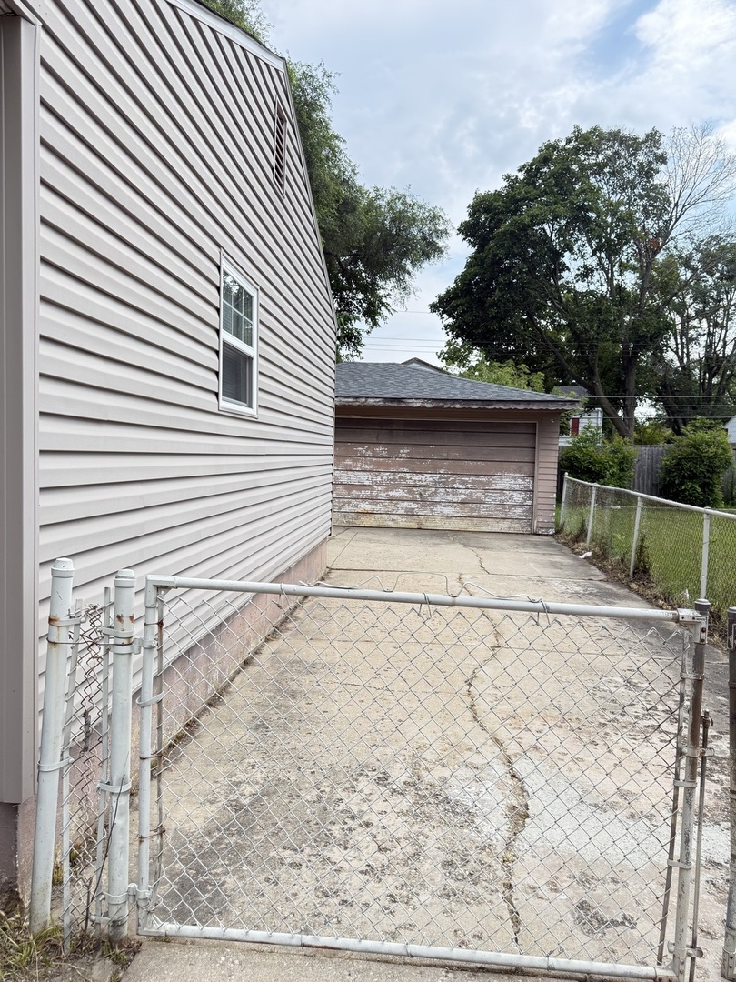 2027 Indian Road Property Photo 9