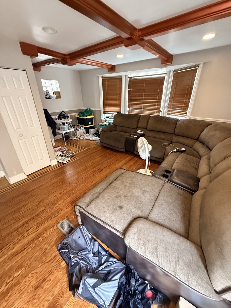 8129 S Winchester Avenue Property Photo 6