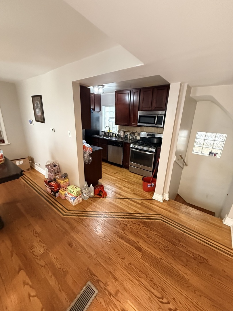 8129 S Winchester Avenue Property Photo 7