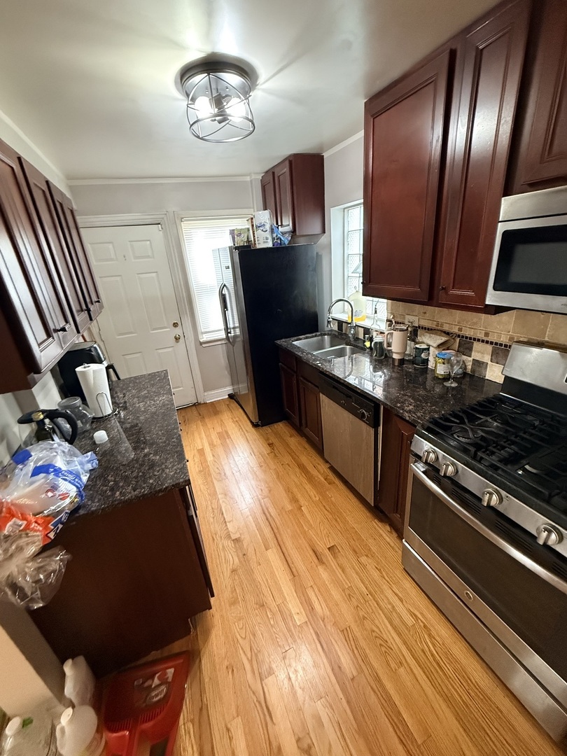 8129 S Winchester Avenue Property Photo 11