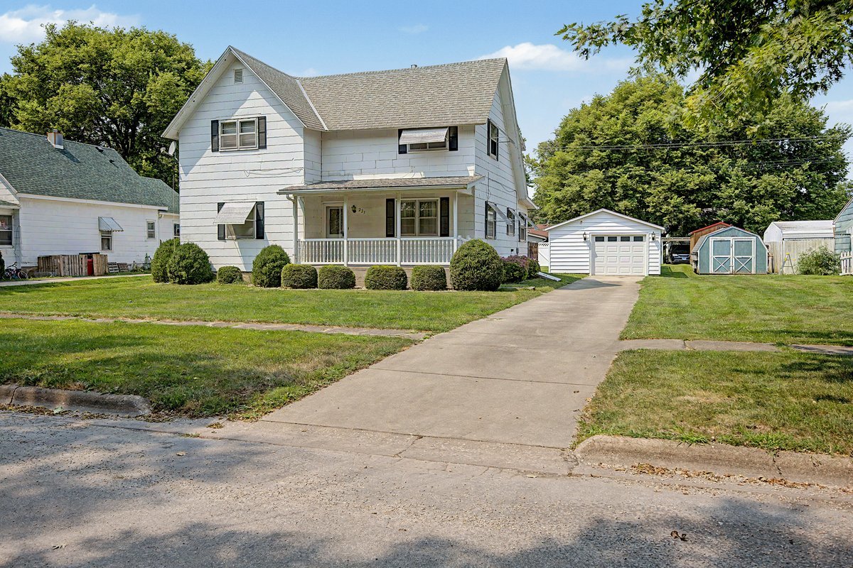 221 E John Street Property Photo 4