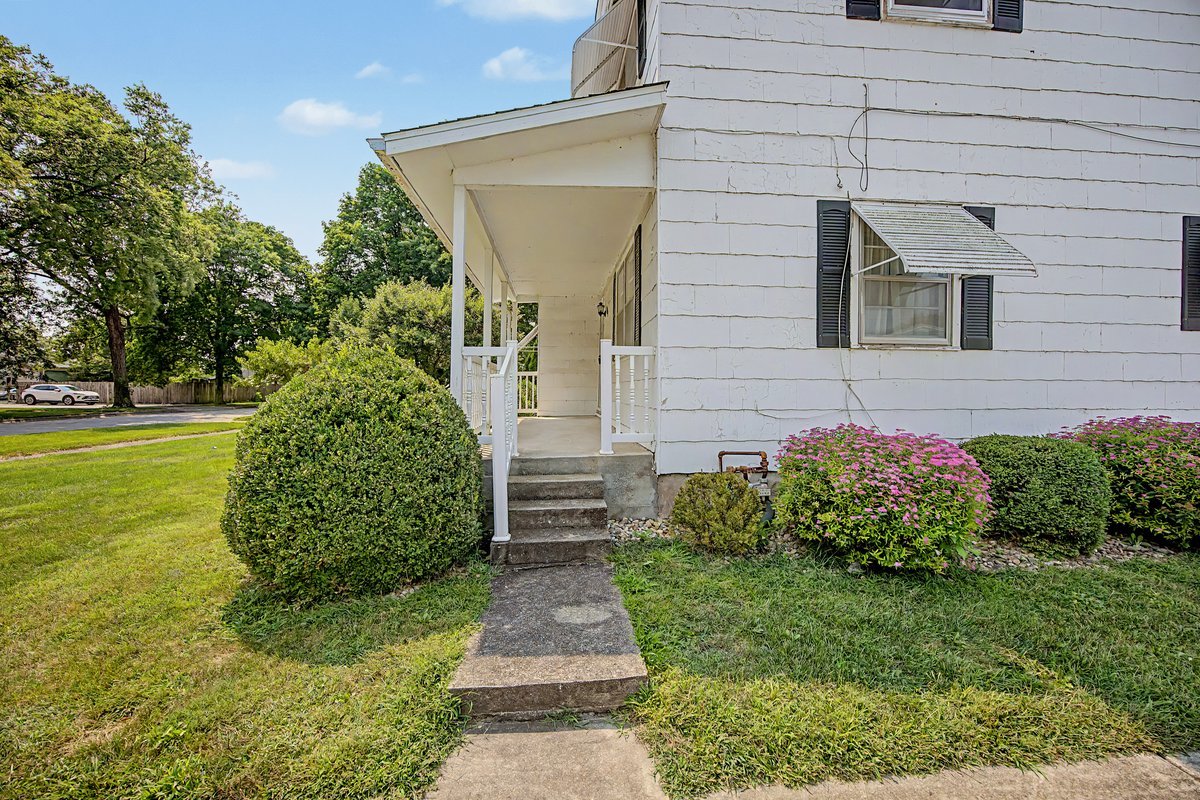 221 E John Street Property Photo 5