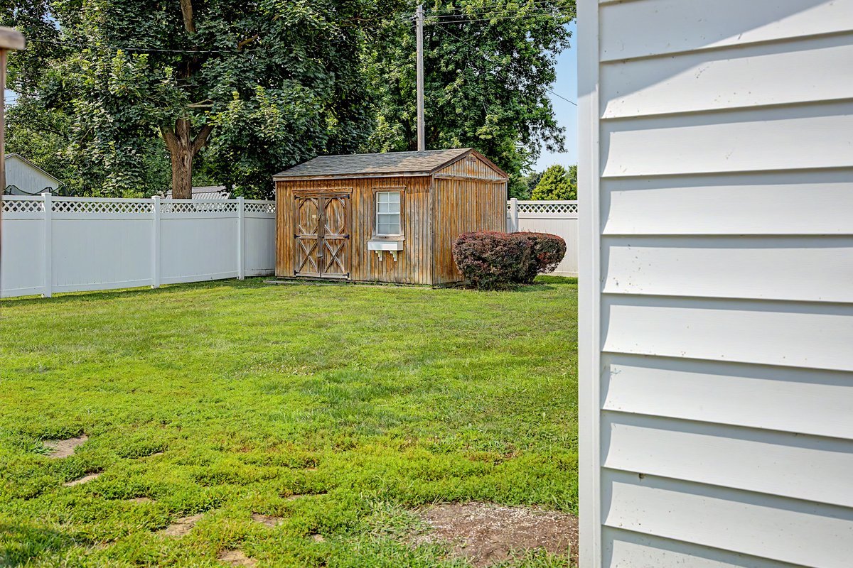 221 E John Street Property Photo 6