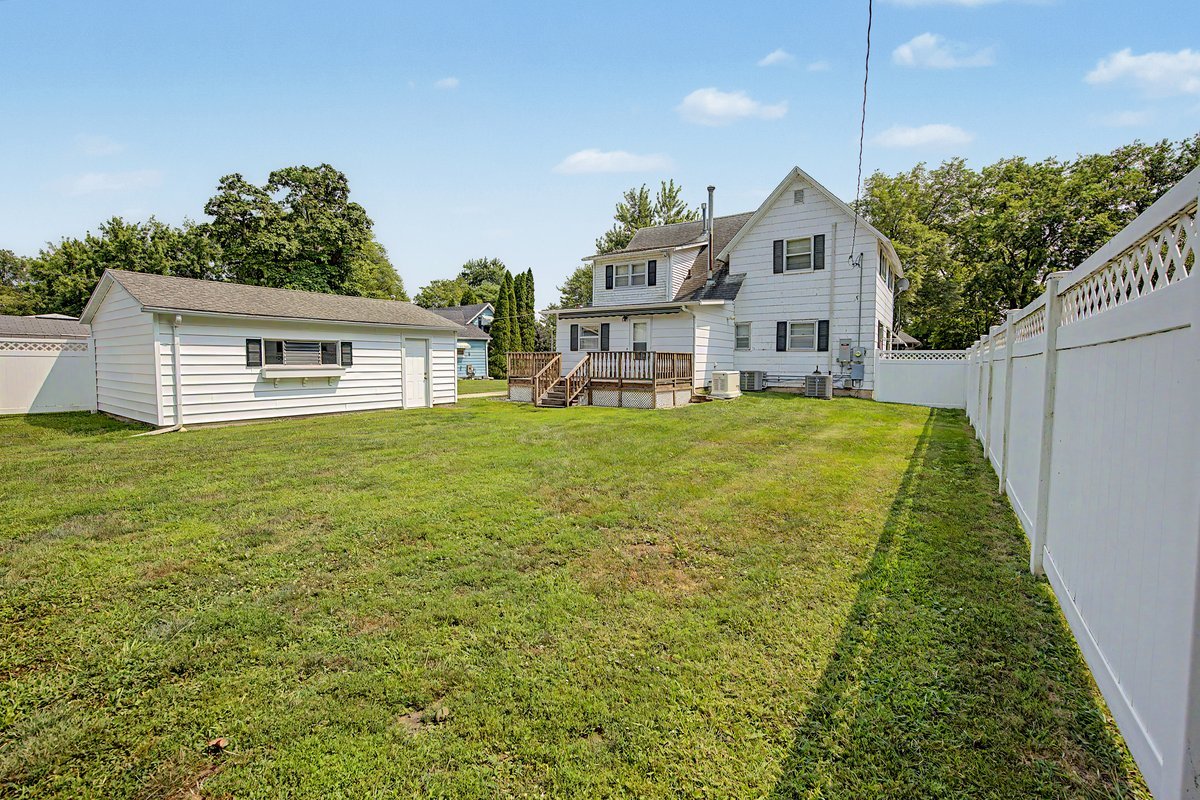 221 E John Street Property Photo 7