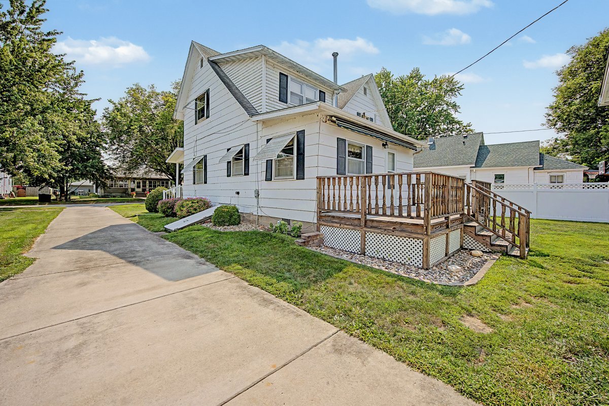 221 E John Street Property Photo 9